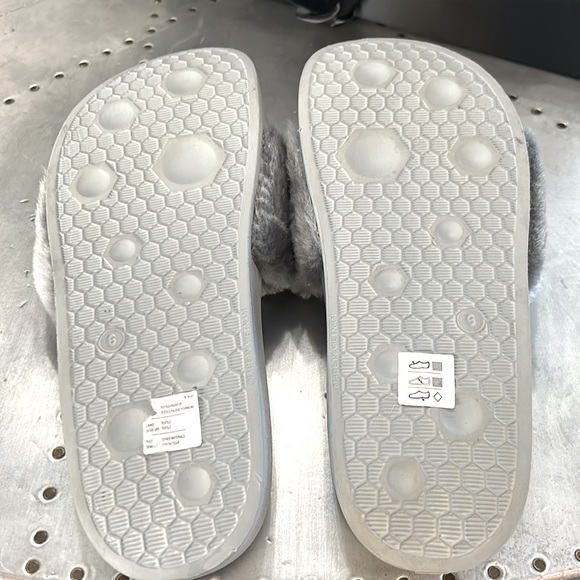 Rihanna Leadcat Fenty Quarry-Puma Silver Slides Size 8 1/2 NWT - Picture 5 of 5